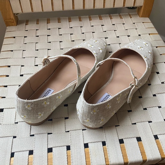 Floral Daisy Mary Jane flats size 10 - Picture 6 of 7